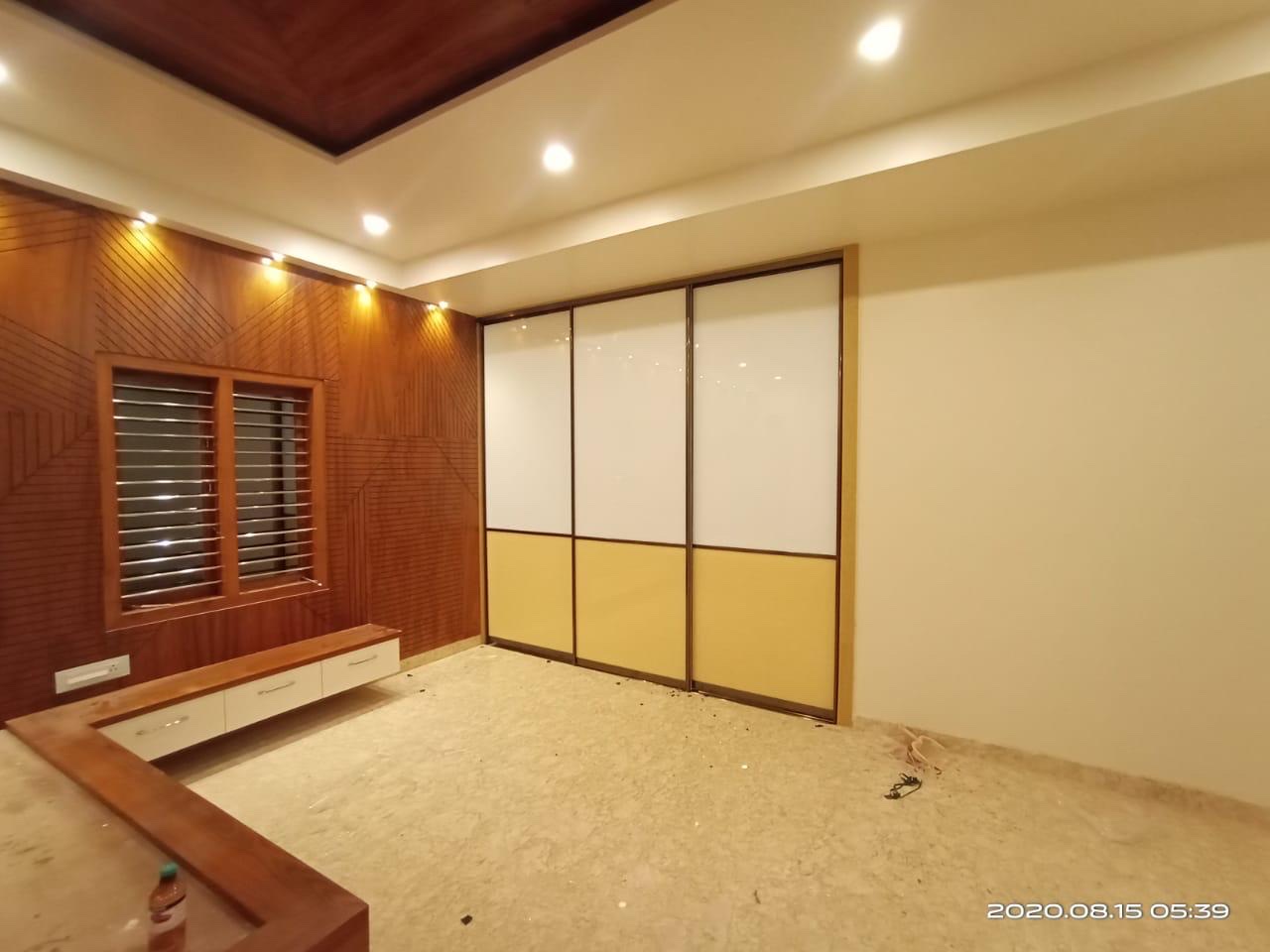 V Decorin interior