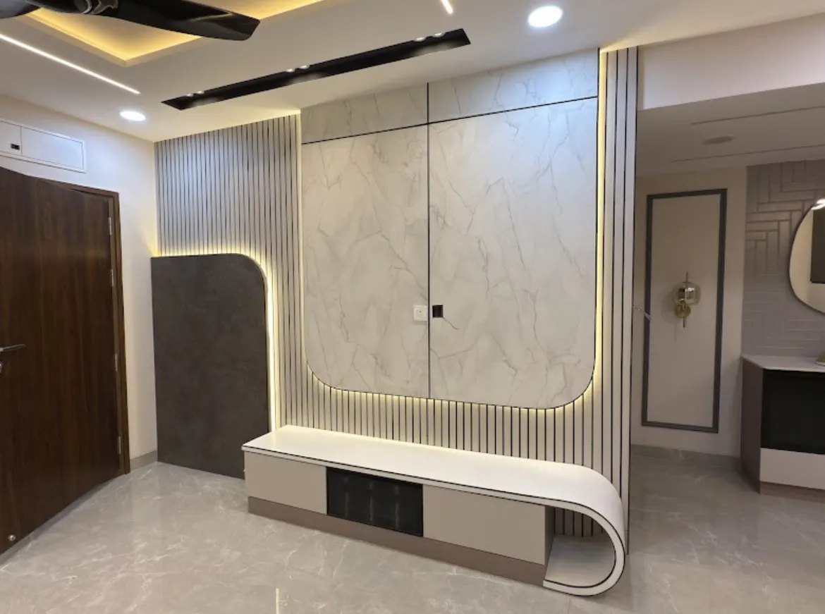 TV wall of a handover-ready flat: a rounded-corner marble-look slab outlined in concealed LED