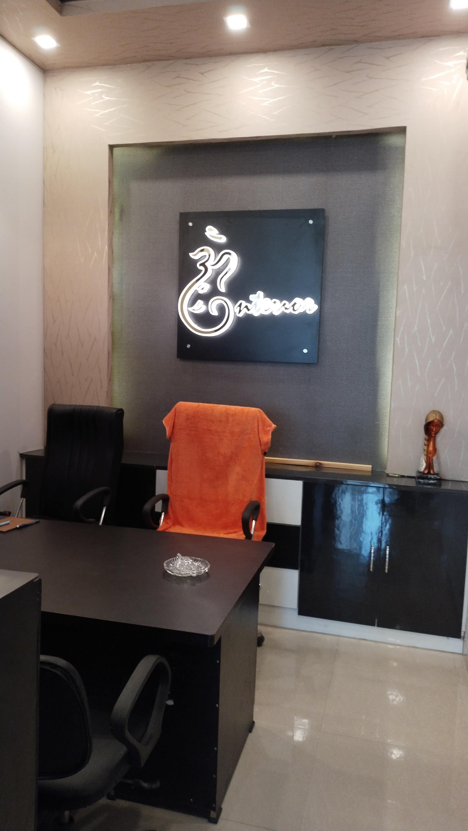 Om Interior & Decor